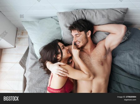 Молодая семейная пара голые