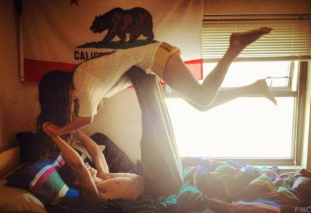 Парень и девушка дурачатся