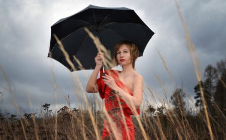 Женщина с зонтом