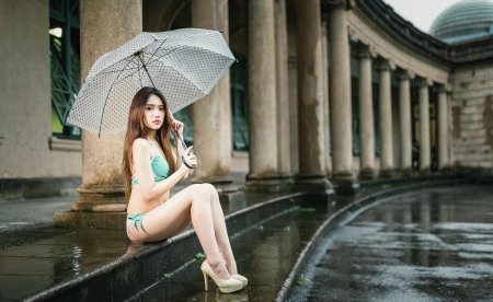 Девушка с зонтом под дождем