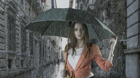 Женщина под дождем