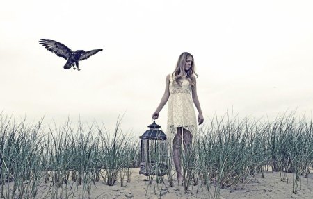 Девушка с птицей