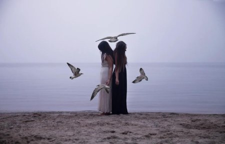 Девушка с птицей