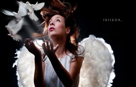 Девушка выпускает голубя