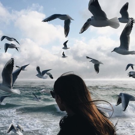 Девушка с птицей