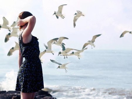 Девушка с птицей