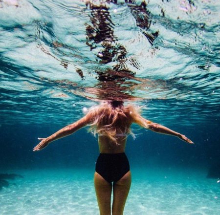 Девушка под водой
