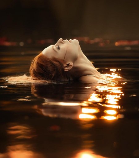 Девушка в воде