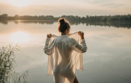 Девушка в воде в белой рубашке