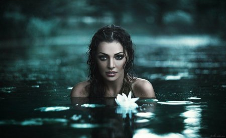 Девушка выходит из воды