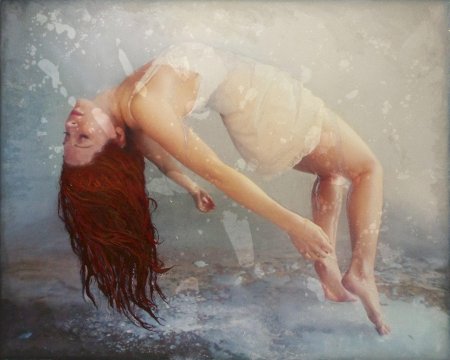 Рыжая девушка в воде