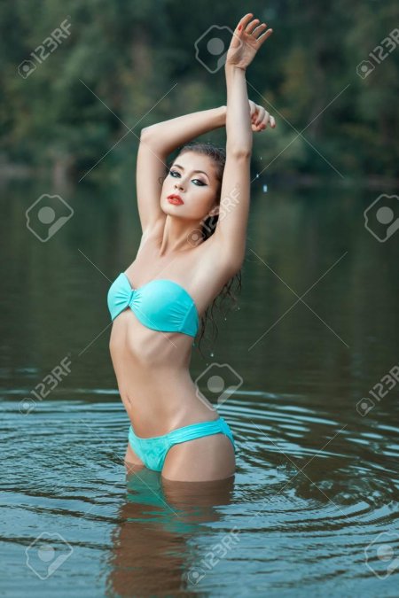 Девушка в воде