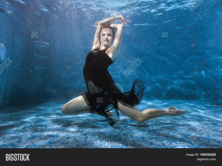 Девушки танцуют у бассейна