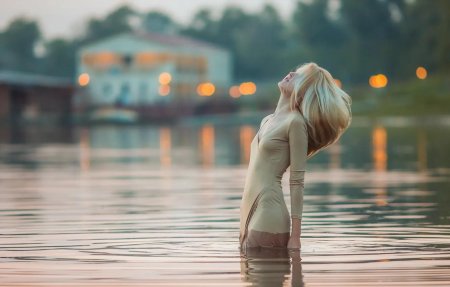 Девушка на Пристани