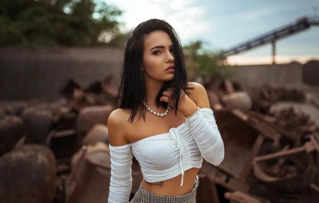 Девушка брюнетка