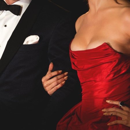 Женщина в красном платье