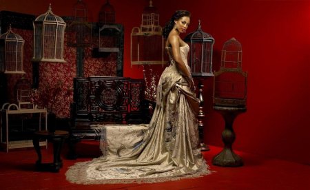 Женщина в старинном платье