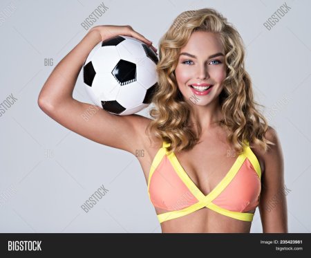 Девушка с футбольным мячом