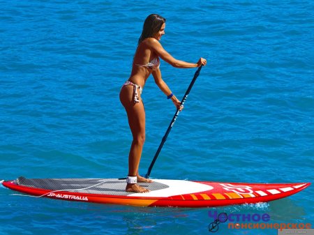 Софи Хелльер серфинг