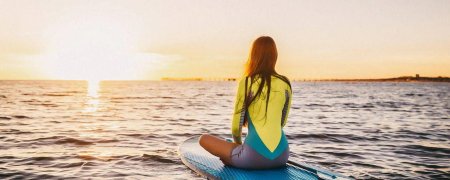 Девушка на сапе в море