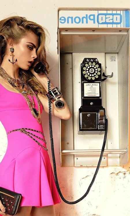 Девушка с телефоном