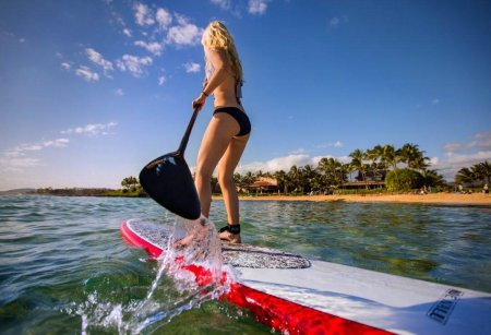 Девушка на сапборде