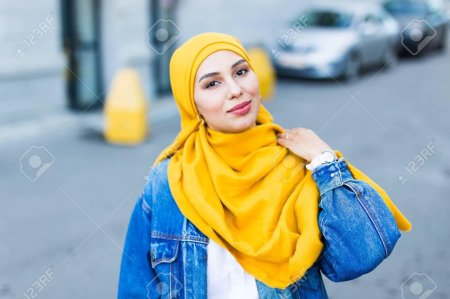 Девушка в желтом хиджабе