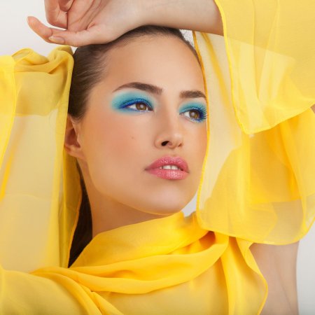 Девушка в желтом платке