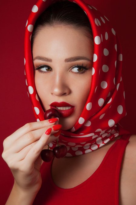 Девушка в платке