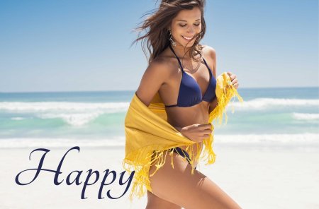 Счастливая девушка на пляже