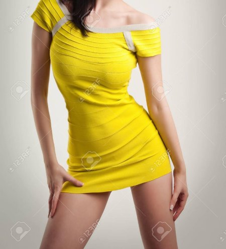 Красивая девушка в желтом платье короткое