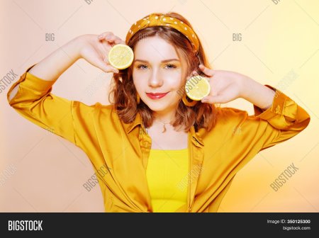 Девушка с лимоном