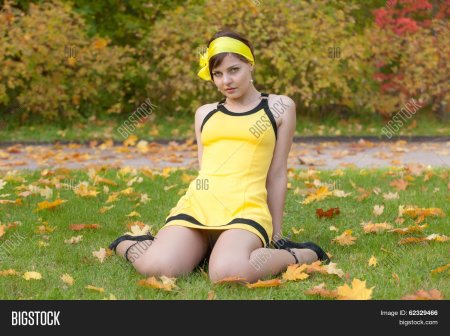 Девушка в желтом