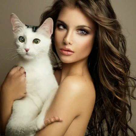 Красивая брюнетка