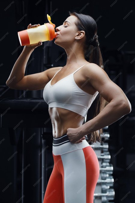 Спортсменка с шейкером