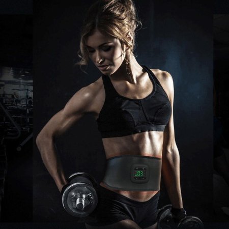 Девушка с гантелями