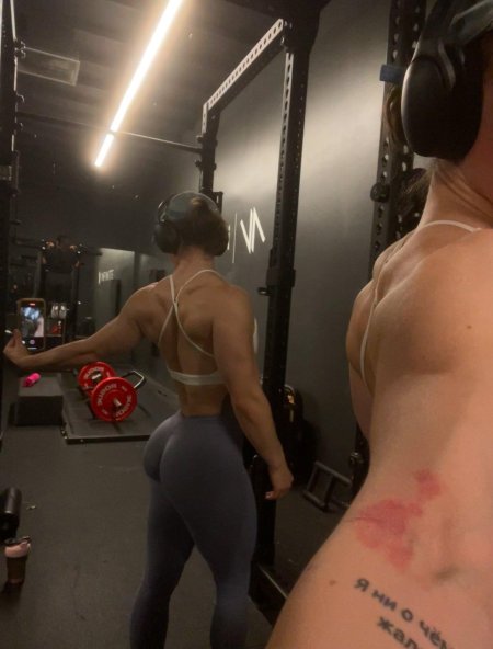 Крепкая девушка