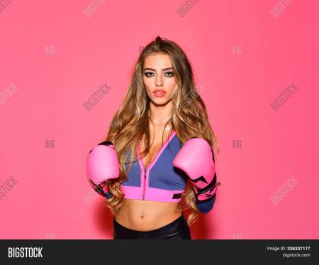 Секси девушка в боксерских перчатках