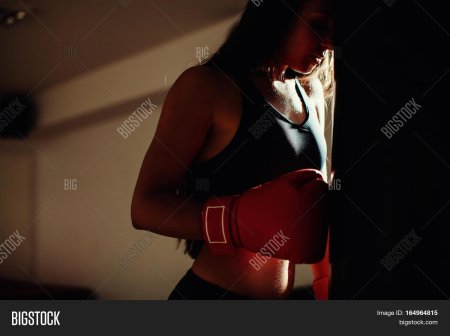 Девушка в боксерских перчатках