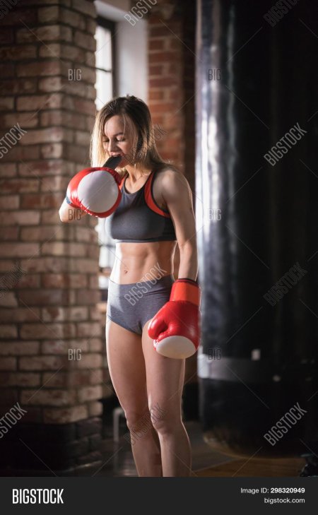 В спортзале бокс в перчатках