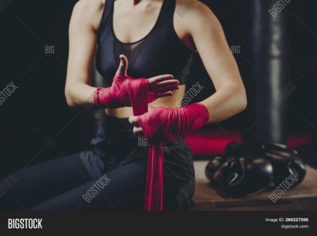 Девушки в боксерских бинтах