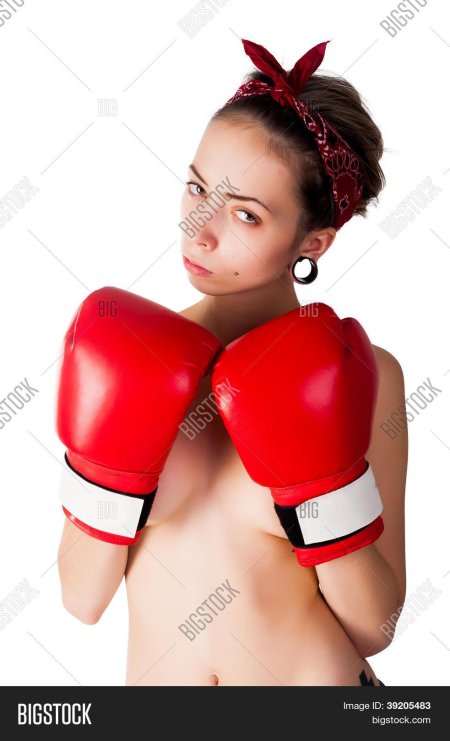 Голые женщины в боксерских перчатках