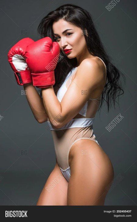 Девушка в боксерских перчатках