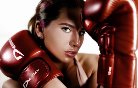 Девушка в боксерских перчатках