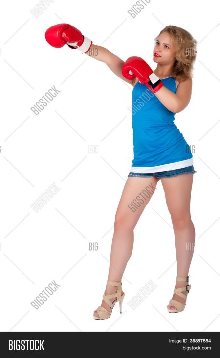 Маленькая девочка в боксерских перчатках