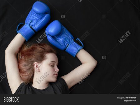 Боксерские перчатки лежат