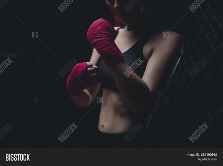 Девушки в боксерских бинтах