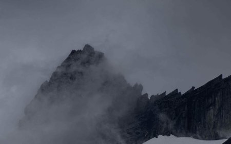 Странный дом в тумане на вершине горы Лавкрафт