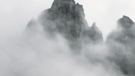 Скалы в тумане