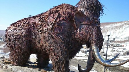 Скульптура мамонта в Магадане